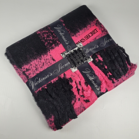 NWT Victoria's Secret Winter Angel Collection Fuchsia Buffalo Check Scarf - Picture 2 of 6